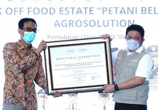 Dukung Food Estate, KAN Serahkan Sertifikat Akreditasi ke Laboratorium Penguji di Sumatera Selatan