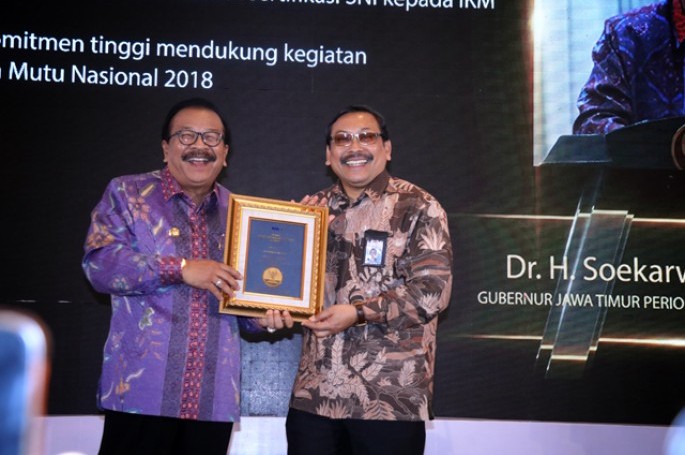 BSN Berikan Penghargaan Tokoh Pemrakarsa Standardisasi kepada Gubernur Jawa Timur